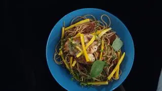 Makaron z kurczakiem i z pesto orzechowym