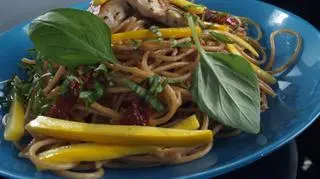 Makaron z kurczakiem i z pesto orzechowym