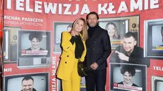 Małgorzata Rozenek-Majdan i Radosław Majdan na premierze spektaklu "Telewizja kłamie"