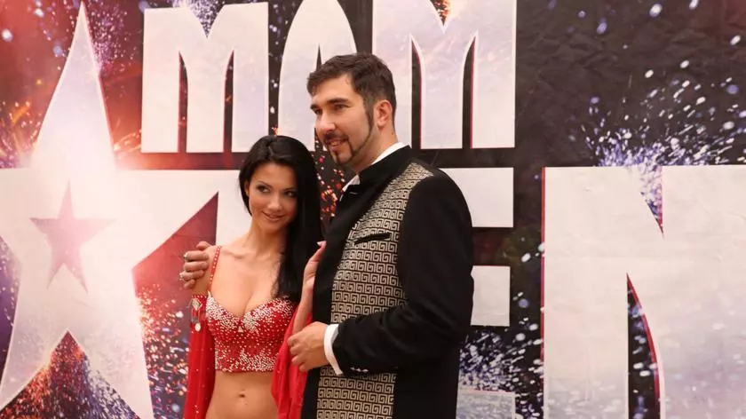 Marcin Muszyński z żoną-asystentką pozują do zdjęć