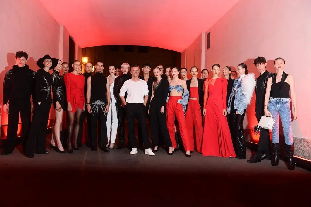 Mariusz Przybylski z modelkami i modelami
