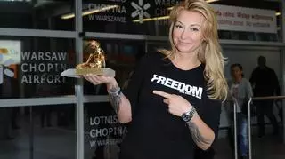 Martyna Wojciechowska na lotnisku po powrocie z Monte Carlo z nagrodą