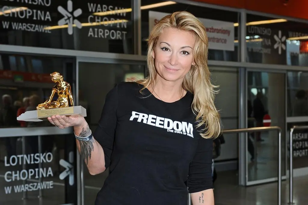 Martyna Wojciechowska na lotnisku po powrocie z Monte Carlo z nagrodą