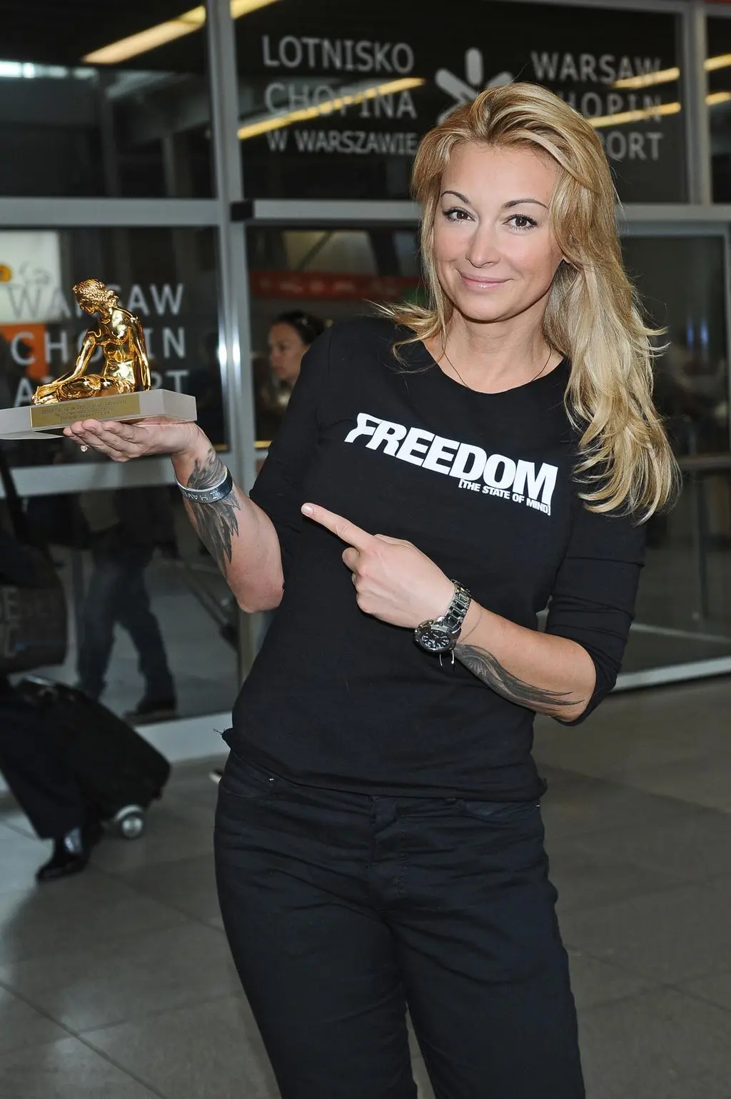 Martyna Wojciechowska na lotnisku po powrocie z Monte Carlo z nagrodą