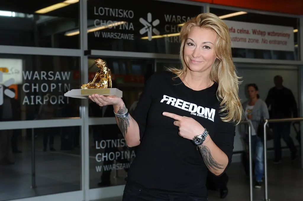 Martyna Wojciechowska na lotnisku po powrocie z Monte Carlo z nagrodą