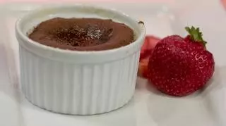 Deser w MasterChefie czekoladowy pudding i truskawka