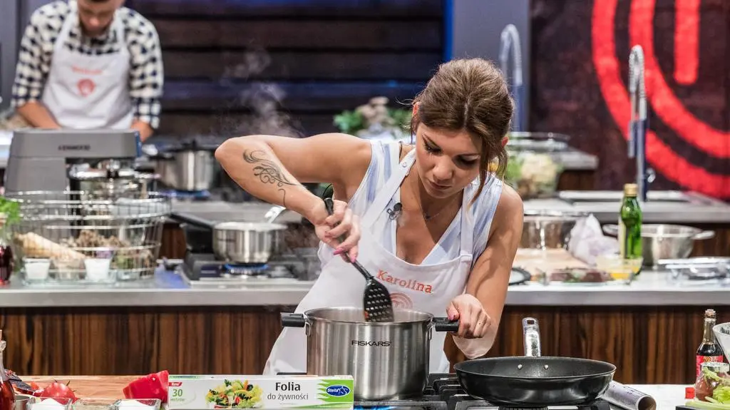 Karolina Kowalewska przygotowuje danie, które zaprezentuje jury