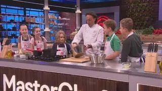 Michel Moran pokazał młodym kucharzom jak zrobić idealne sosy. Kto poradzi sobie z tym zadaniem najlepiej? 

Oglądaj odcinek na Player.pl