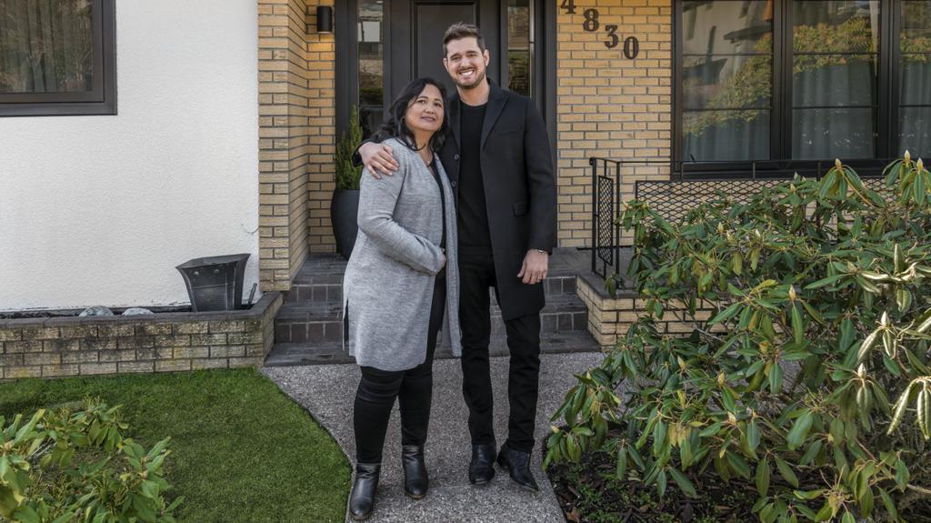 Michael Buble i opiekunka jego dziadka przed domem