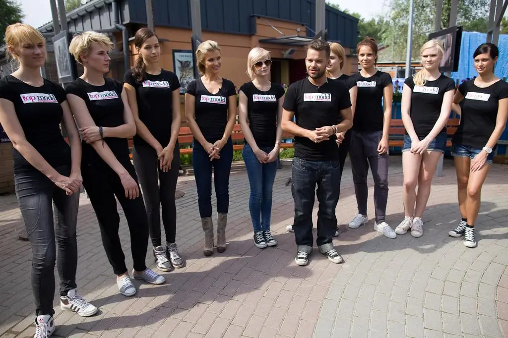 Michał Piróg i modelki zachęcają do licytacji koszulek