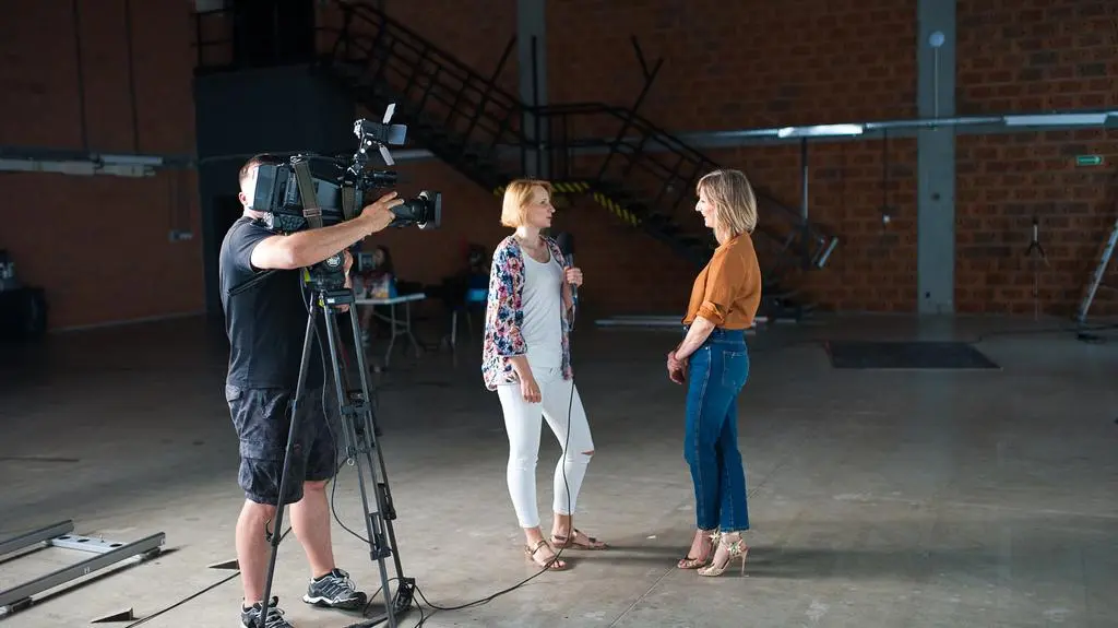 Między ujęciami Ula Chincz udzieliła wywiadu ekipie tvnstyle.pl