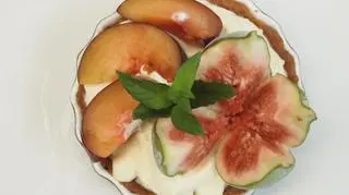 Mini tarty z kremem waniliowym, figami i owocami