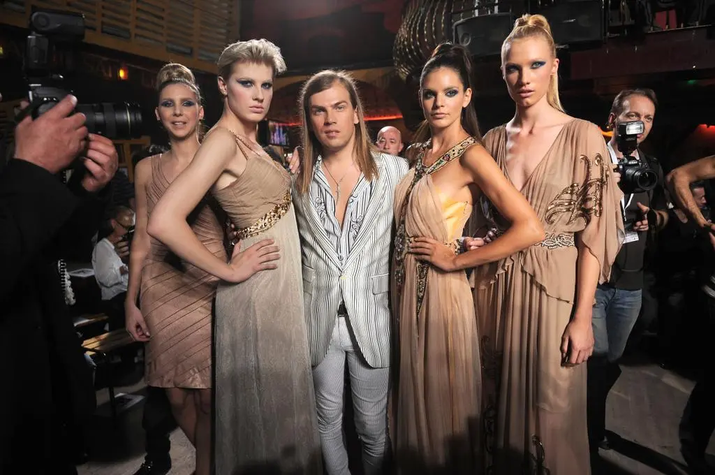 Modelki w towarzystwie projektanta