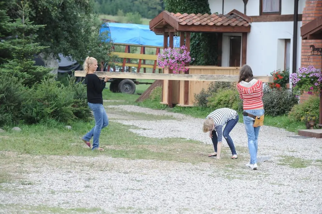 Nic z tych rzeczy! Dziewczyny musiały same zbudować sobie wybieg!