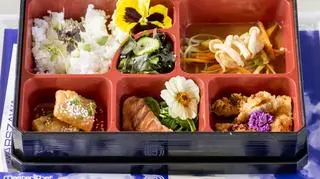 Niebiescy: Dorsz z warzywami sosem ponzu, łosoś teriyaki,sałatka z glonów, Schab w panierce Panko
