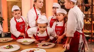 Kulturalne narady bez przekrzykiwania się - kucharze ustalają plan działania z wielkim spokojem. Kto jest odpowiedzialny za przygotowanie deseru, a kto przygotowuję danie główne? Zobacz WIDEO!


Oglądaj MasterChef Junior w każdą niedzielę o 20:00 i na Player.pl