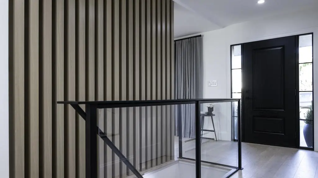 Nowoczesna boazeria i designerska barierka w przedpokoju