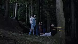 W nocy Karolka i Jacuś podali Oskarowi środki nasenne i zawieźli go do lasu, gdzie przywiązali go do drzewa. Porzucili go tam. 