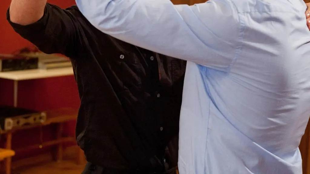 Ricardo uczy Marka tańczyć tango