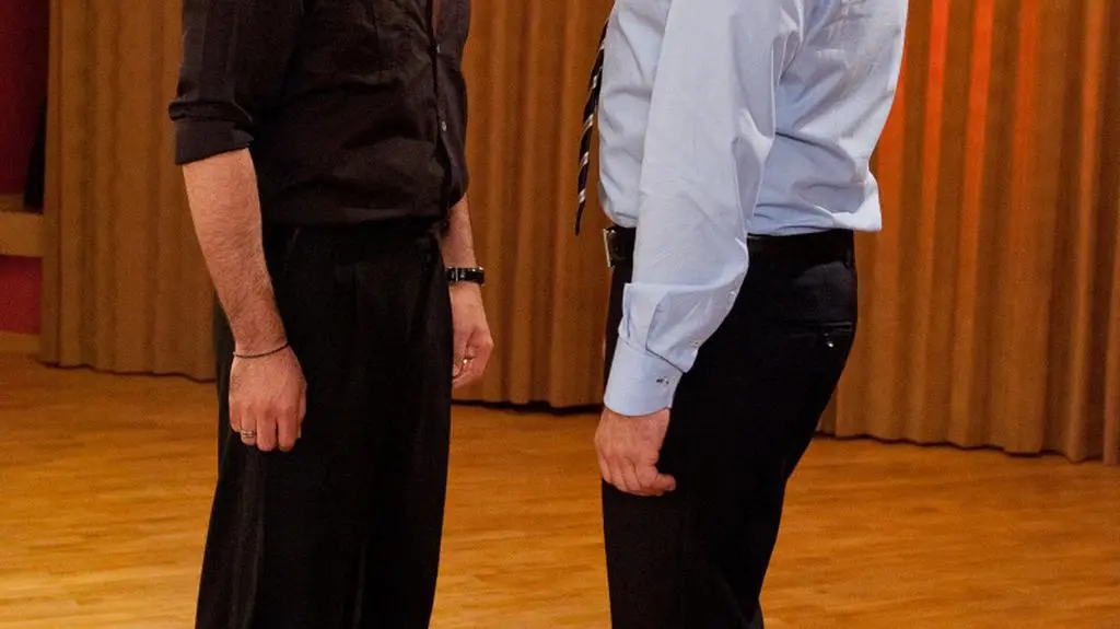 Ricardo uczy Marka tańczyć tango