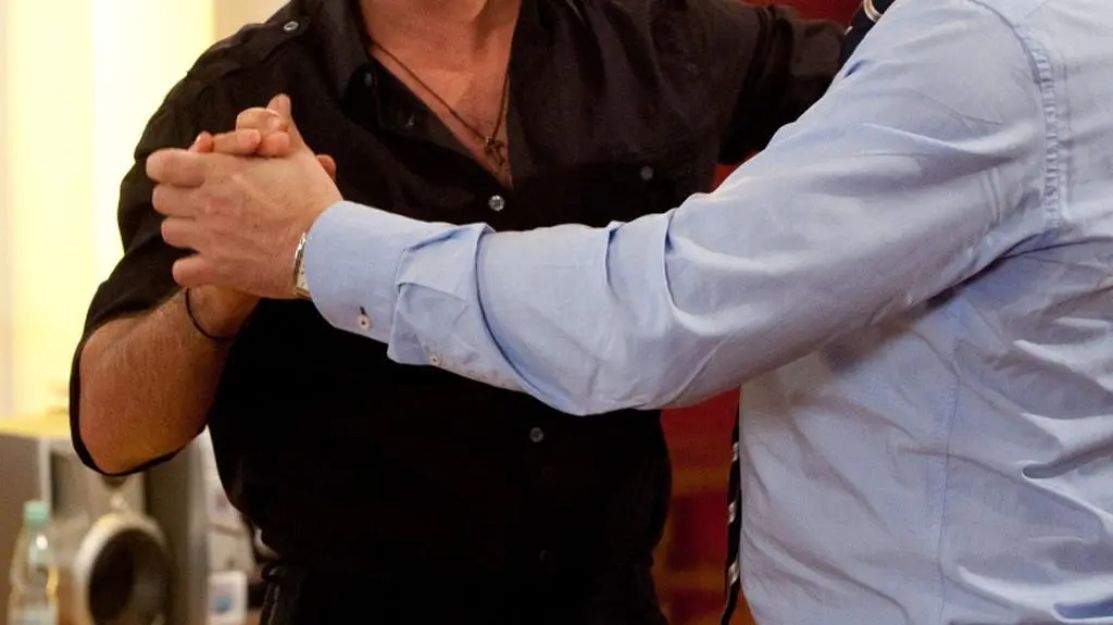 Ricardo uczy Marka tańczyć tango