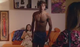 Gosia i Błażej lądują w łóżku. Gosia przypadkowo zostawia torebkę na klatce schodowej, którą znajduje Ola. Ola chodzi do mieszkania chcąc zwrócić siostrze zgubę i odkrywa smutną prawdę o Błażeju i Gosi.