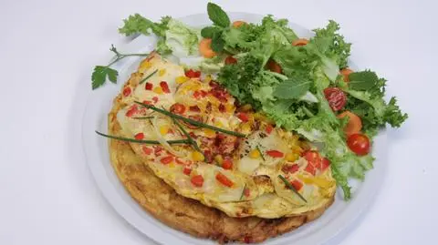 Omlet z ziemniakami, papryką i chilli
