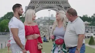 Agnieszka i Artur Kotońscy z "Gogglebox. Przed Telewizorem" oraz Iza Macudzińska i Patryk Borowiak z "Królowych Życia" zwiedzają Paryż i stoją niedaleko wieży Eiffla.