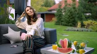 Pani Gadżet, Anna Nowak-Ibisz na kanapie na tarasie