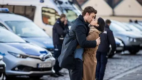 „Papiery na szczęście” to serial codzienny o miłości i przeznaczeniu, którego bohaterowie napotkają na swojej drodze wiele przeciwności losu. 