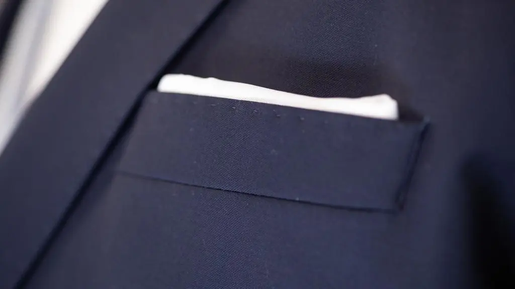 "Pary młode ponad miarę": Elegancka poszetka Adama
