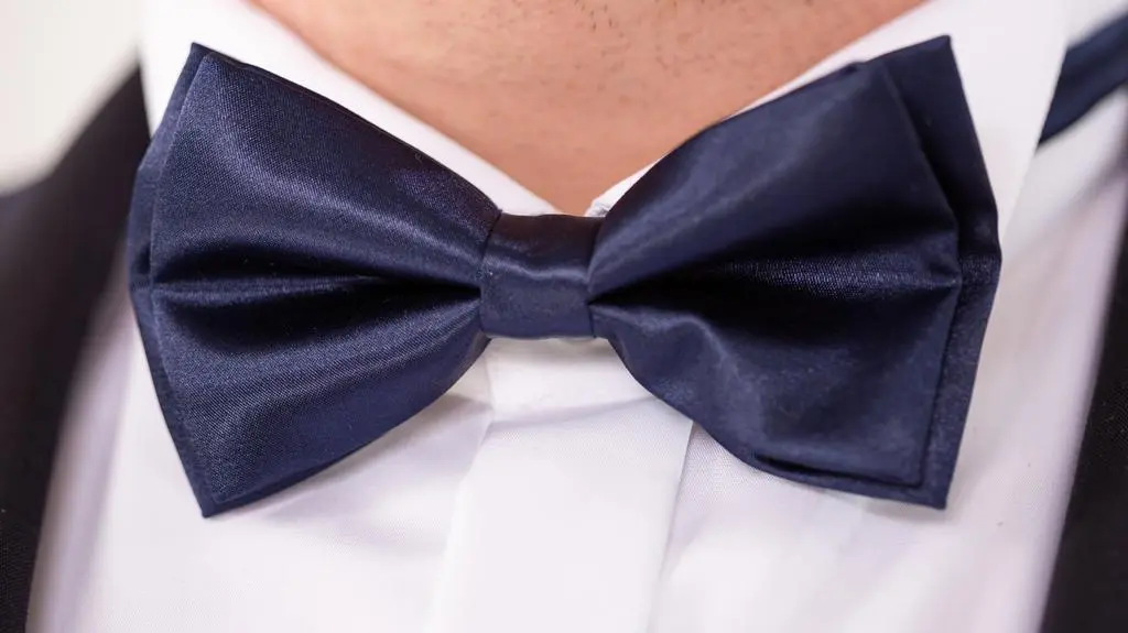 "Pary młode ponad miarę": Jacek zdecydował się na gładką, granatową muchę