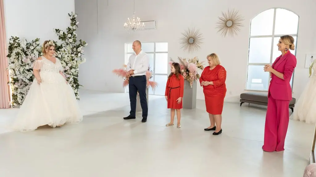 "Pary młode ponad miarę": Monika prezentuje swoją suknię ślubną przed bliskimi