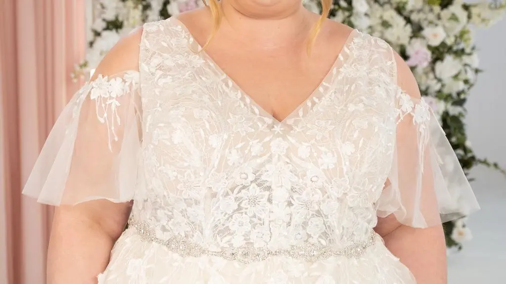 "Pary młode ponad miarę": Monika w ślubnym makijażu