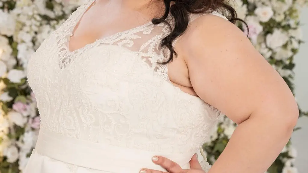 "Pary młode ponad miarę":  Paulina w sukni z dekoltem w literkę V