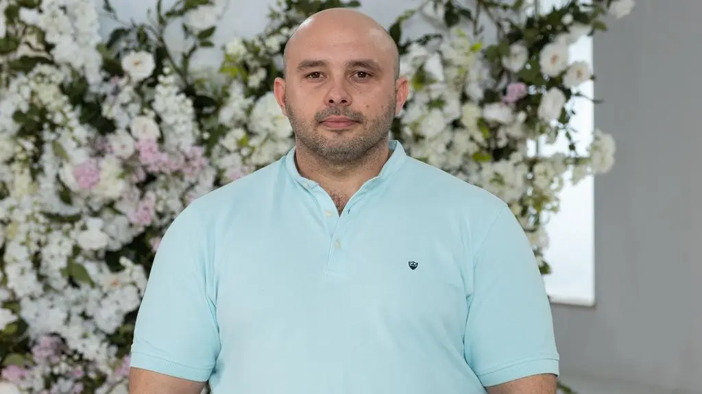 "Pary młode ponad miarę": Tomek w codziennej, błękitnej koszuli 