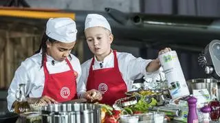 Na młodych kucharzy czeka nie lada wyzwanie – tym razem zmierzą się z klientami. Uczestnicy programu zostaną podzieleni na dwie drużyny, a każda z nich przygotuje menu dla pracowników oraz zwiedzających Muzeum Lotnictwa w Krakowie. Ci, którzy zwyciężą, zyskają przewagę w konkurencji eliminacyjnej. Patryk, w drużynie czerwonych, był odpowiedzialny za mięso. Zdaniem Michela, chłopiec zrobił idealną marynatę do polędwiczek wieprzowych! Zobaczcie fragment siódmego odcinka "MasterChefa Juniora" :)