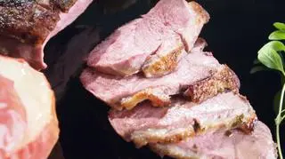 Piersi kaczki z zapiekanymi jabłkami