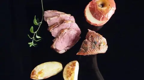 Piersi kaczki z zapiekanymi jabłkami