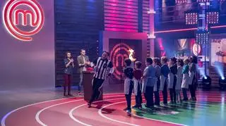 W tym odcinku na małych kucharzy czeka wyzwanie drużynowe - nie tylko kulinarne, ale również  sportowe. Studio "MasterChefa Juniora" zamieni się w stadion lekkoatletyczny. Zanim uczestnicy przystąpią do gotowania będą rywalizować na bieżni. Zwycięzcy biegowych pojedynków zapewnią drobną przewagę swojej drużynie przed zadaniem kulinarnym - przepysznym jagnięcym ravioli! Sprawdźcie koniecznie fragment piątego odcinka! :)