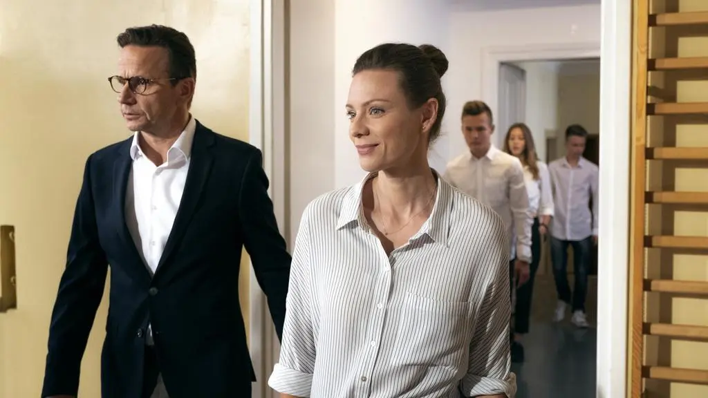 Marta Gajewska (Magdalena Boczarska) i Bartek Gajewski (Bartłomiej Topa) na rozpoczęciu roku szkolnego