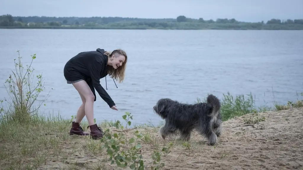 Ola Kostrzewa (Maria Kowalska) spędza czas z Traktatem na plaży