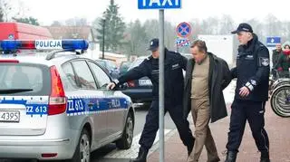 Policja wyprowadza Jakubowskiego