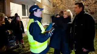 Policjant przesłuchuje Olę
