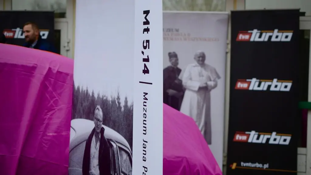 Premiera papieskiej Warszawy przed bramą FSO