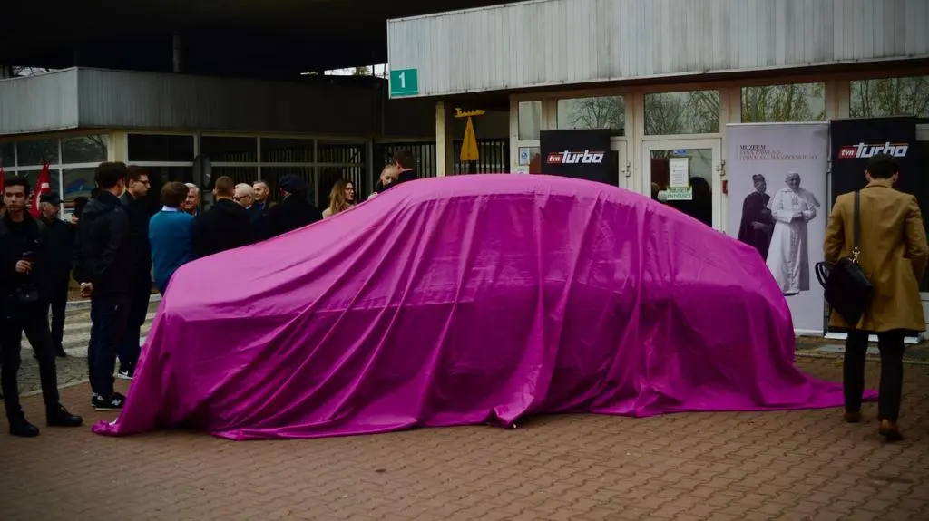 Premiera papieskiej Warszawy przed bramą FSO
