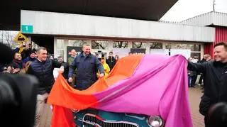 Premiera papieskiej Warszawy przed bramą FSO