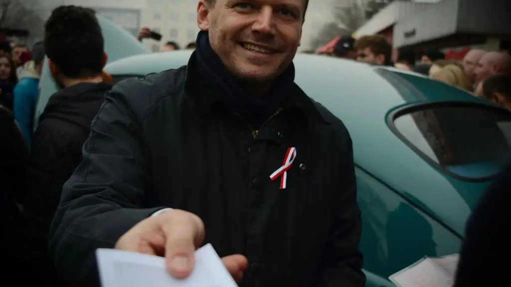 Premiera papieskiej Warszawy przed bramą FSO