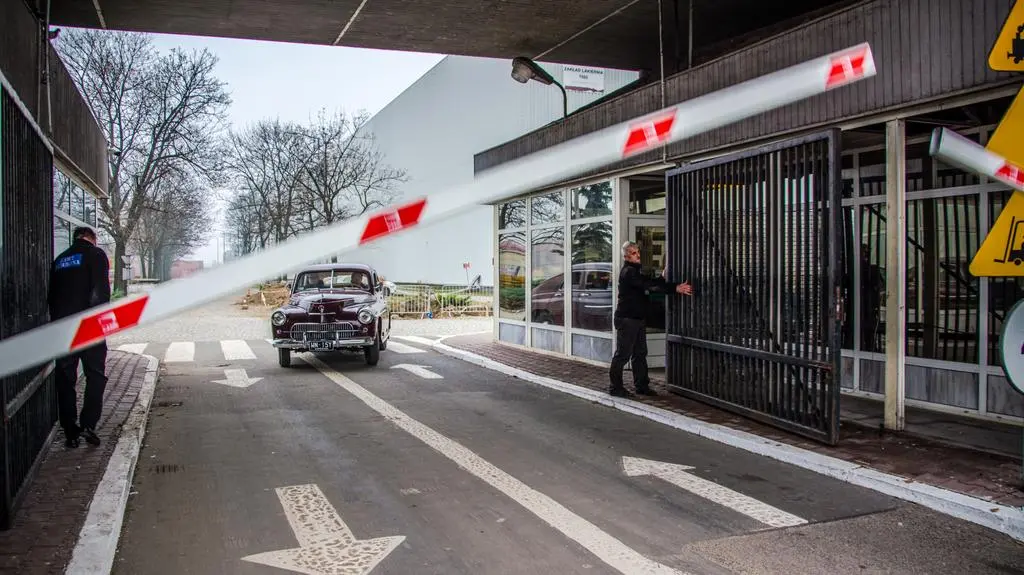 Premiera papieskiej Warszawy przed bramą FSO