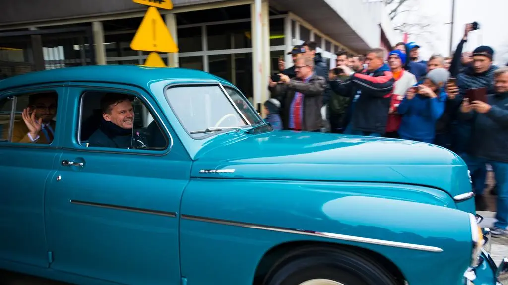 Premiera papieskiej Warszawy przed bramą FSO